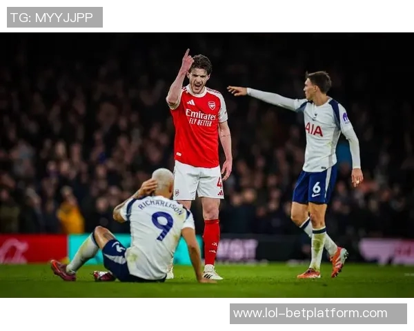 欧联杯激战阿森纳凭借帽子戏法战胜曼联全场沸腾