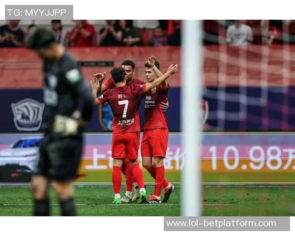 中超赛场惊现冷门拜仁狂胜尤文图斯上演帽子戏法引发全场沸腾